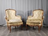 paire de fauteuils de style Louis XV français à accoudoirs rembourrés