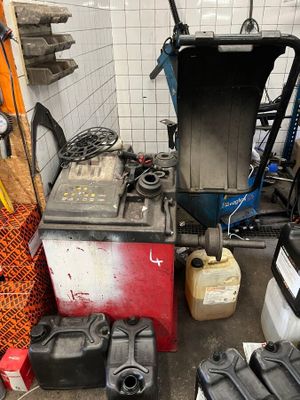 un tas de bidons d'huile et d'autres objets dans un garage