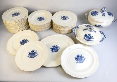 un grand nombre d'assiettes posées sur une table