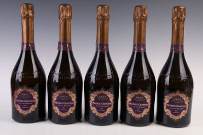quatre bouteilles de vin sont alignées