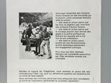 le panneau est fixé sur la porte d'un immeuble et comporte l'image d'un groupe de personnes