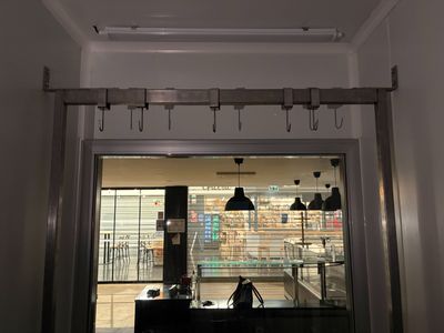 vue d'un magasin à travers la vitrine de ce même magasin