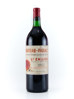 une bouteille de vin posée sur une table