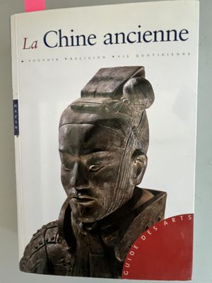la couverture d'un livre sur laquelle trône la statue d'une tête d'homme