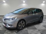 une voiture argentée garée dans un garage au sol en damier