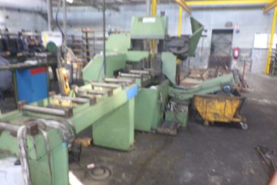 de nombreuses machines qui se trouvent toutes ensemble dans une usine