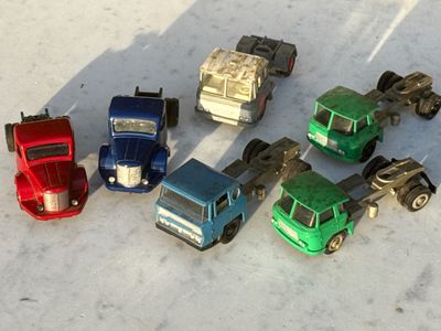 Plusieurs camions miniatures sont alignés en cercle sur une table