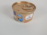 une boîte de nourriture pour chat posée sur une surface blanche