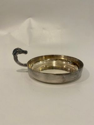 une image représentant une assiette en argent munie d'une poignée