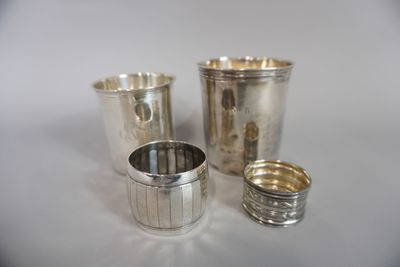 2 Timbales en argent et 2 ronds de serviette en argent.