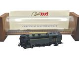 une photo d'un train miniature exposé, avec une pancarte en arrière-plan