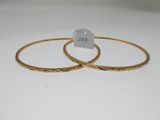 deux bracelets rigides en or ornés de motifs gravés