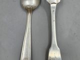 deux cuillères en argent et une fourchette posées sur une table