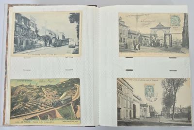 plusieurs anciennes cartes postales représentant une rue et des bâtiments, dans un livre