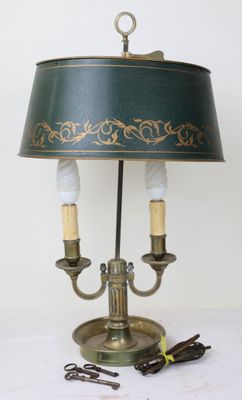 une lampe posée sur une table à côté d'une paire de ciseaux