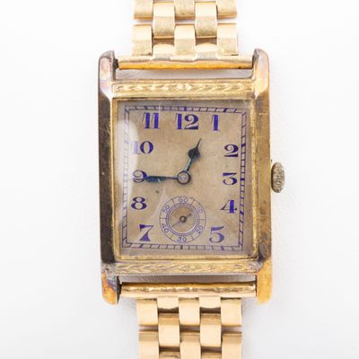 une image représentant une montre-bracelet en or avec des chiffres romains