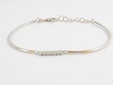 un bracelet en argent orné de trois perles en argent sur fond blanc