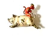 une figurine représentant un homme chevauchant une vache, sur fond blanc
