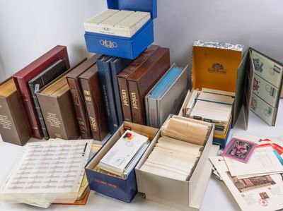 un grand nombre de livres posés sur une table