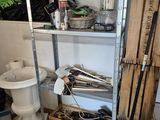 une étagère avec des outils et des toilettes dans une salle de bains