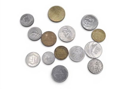 beaucoup de pièces qui sont sur la table