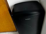 une poubelle noire dans un coin de la cuisine