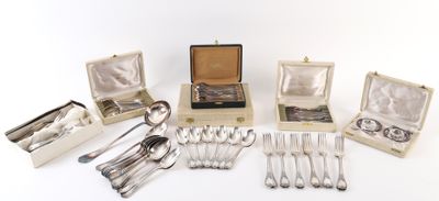 de nombreux types de cuillères différents et des cuillères présentées dans une boîte