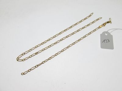 une paire de bracelets à chaîne en or avec une étiquette de prix
