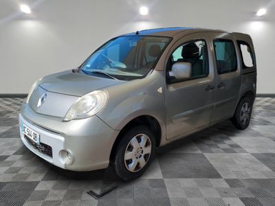 une photo d'une petite camionnette argentée garée dans un garage