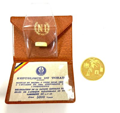 une pièce d'or posée à côté d'un petit portefeuille
