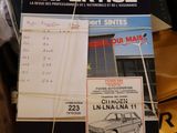 beaucoup de livres posés sur une table sur laquelle se trouve une voiture