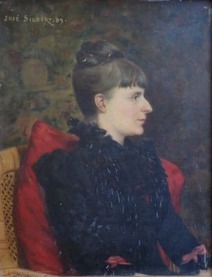 portrait d'une femme en robe noire, assise sur une chaise