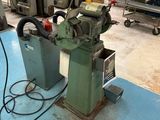 une machine posée sur une table dans une pièce