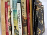 une pile de livres posés sur une table