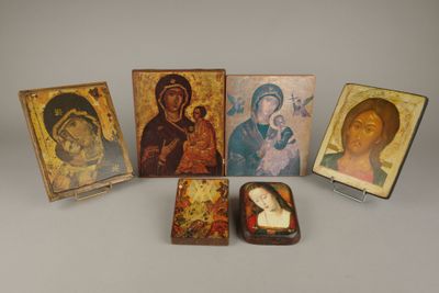 six petites icônes en bois représentant Jésus et d'autres figures religieuses