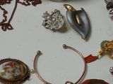 beaucoup de bijoux posés sur une table