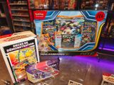 il y avait beaucoup de cartes Pokémon sur la table dans le magasin