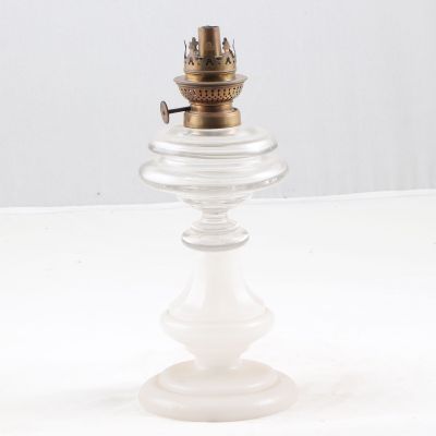 Lampe à pétrole, toupie en verre reposant sur un pied en opa…