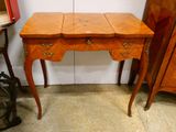 une petite table en bois avec deux tiroirs