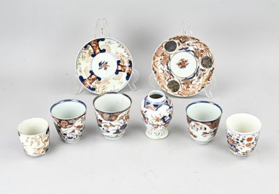un groupe de tasses et de soucoupes posées sur une table