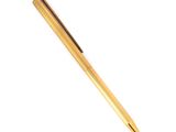 un gros plan d'un stylo sur une surface blanche avec un fond blanc