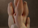 une sculpture représentant une main, réalisée en argile et posée sur une table