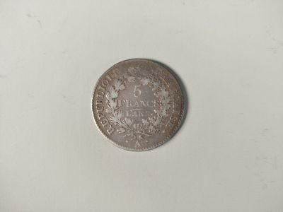 l'image d'une pièce de monnaie sur laquelle figure l'image d'un homme