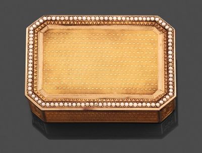 un coffret en or 18 carats serti de diamants