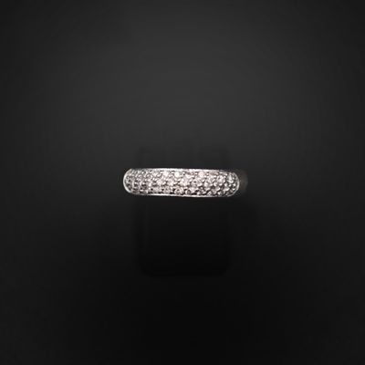 gros plan d'une bague en diamant sur fond noir