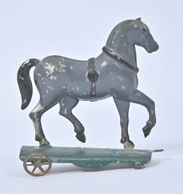 un cheval en bois posé sur un morceau de bois