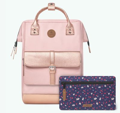 un sac à dos rose et un portefeuille posés l'un à côté de l'autre sur un fond blanc