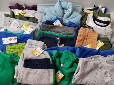 Lot de 34 vêtements U ESSENTIEL de diverses tailles - NEUFS …