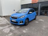 une voiture bleue garée devant un bâtiment