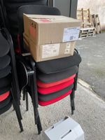 Un lot de 6 chaises d'accueil en tissus rouges et noires